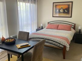Private room with ensuite and parking close to Wollongong CBD, rental liburan di Wollongong