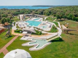 Camping Homes Mon Perin, hotel em Bale