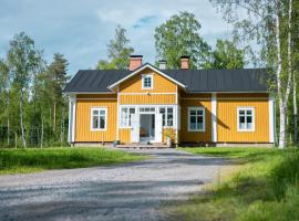 Unique loghouse and wood heated sauna in Ii, hotell i Ii