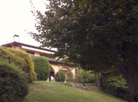 Amazing 3 bedrooms villa with lavish garden, breathtaking lake and mountains view、ルイーノのホテル