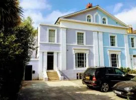 Elegant & spacious parkside 2-bedroom 2-bathroom flat in period building on Blackheath Common - private entrance, great Greenwich location, easy for O2 Arena and City!