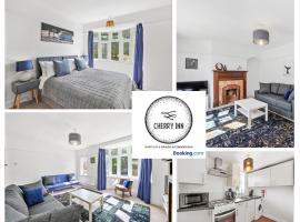 3 Bedroom House with Parking & Garden By Cherry Inn Short Lets & Serviced Accommodation Cambridge: Cambridge, Cambridge Science Park yakınında bir otel