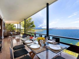 Es Balco, Villa over the mediterranean sea with private beach access, hotel v destinácii Cielo de Bonaire 