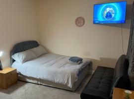 Private Rooms In A Cheerful 4-Bedroom Town House, hotell i Broughton