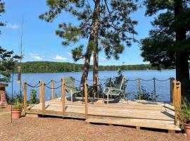 Cozy Interlochen Cabin Less Than 1 Mile from Green Lake!, holiday home in Interlochen