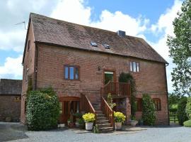 The Oast House - farm stay apartment set within 135 acres, pet-friendly hotel in Bromyard
