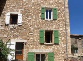 Charming house village for 6 people, hotel in Baudinard
