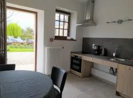 Junior Suite Triple PMR Résidentielle avec cuisine au Manoir de Mathan à Crépon 5mn d'Arromanches et 10 mn de Bayeux