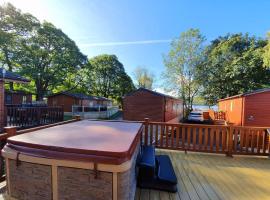 Jaw-Dropping Lodge with Hot Tub on Lake Windermere, chalet de monta&ntilde;a en Windermere
