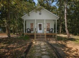 Porch Lane Cottage F, hotel dengan parkir di Fairhope