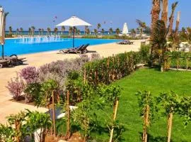 Luxurious Sea view 2 BR & private Garden to the pool at Mangroovy