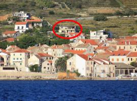 Apartments and rooms with parking space Komiza, Vis - 8844, hotell i Komiža