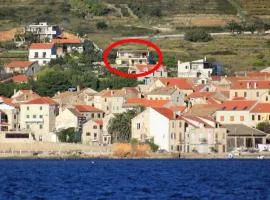 Apartments and rooms with parking space Komiza, Vis - 8844