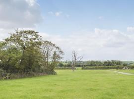 Sunnyhill Pods - Pod 2, hotel in Llanboidy