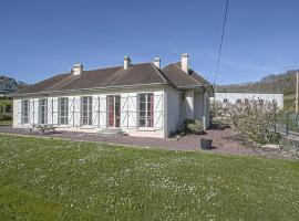 Pleasant holiday home in Aure sur Mer with terrace, vacation rental in Sainte-Honorine-des-Pertes