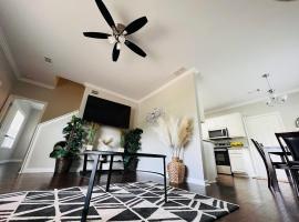 Stylish and Cozy Retreat, Hotel in Buford