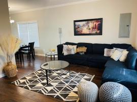 Stylish and Cozy Retreat, hotel in Buford