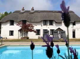 April Cottage, luxurious accommodation for coast and forest with pool & hot tub, Ferienhaus in Hordle