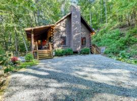 Waynesville Cabin with Covered Deck and Fire Pit!，Lake Junaluska的飯店