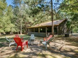 Private Broken Bow Cabin with Hot Tub and Gazebo!, casa a Broken Bow