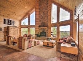 Gorgeous Alton Cabin with Deck and Mountain Views, Hotel mit Parkplatz in Long Valley Junction