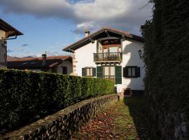 Casa Rural Senperenea I Landetxea, hotel with parking in Irurita