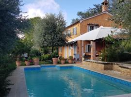 Home set in olive grove with stunning views, hotel en Mondavio