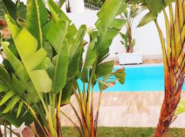 Maison plain-pied avec piscine chauffée، كوخ في تونس