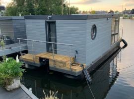 Unique new houseboat moored 4, hotel in Zwartsluis