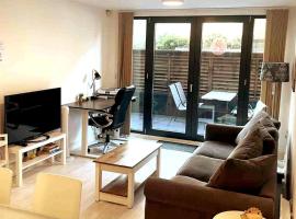 Two-Bedroom Luxury Apartment with Workspace, Free Parking & coffee, hotel i Birmingham