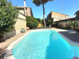 La pause sous le pin, family hotel in Capestang