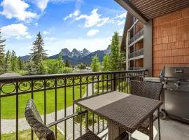 Outstanding Mountain Condo WATERSLIDE and HOT TUB managed by Little Sister Getaways、キャンモアのコンドミニアム