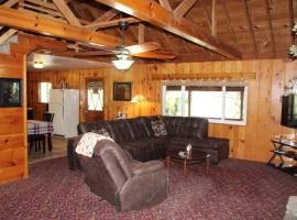 Rustic Chapparal Cabin at Bass Lake Heights, hotel in Oakhurst