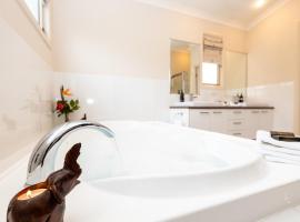 Camelot Boutique Accommodation, cabin sa Mount Tamborine