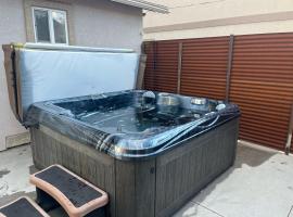 Kick Aspen - Downtown Rancher W- Hot Tub!, hotel with jacuzzis in Fruita