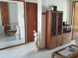 Квартира в центре города-курорта рядом с пляжем, akomodasi dengan onsen di Loutraki