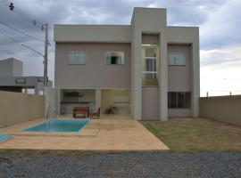 Sobrado espaçoso com piscina com ar na suite, casa vacacional en Chapada dos Guimarães