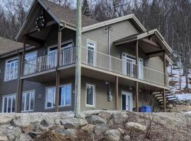 Chalet Au petit Édouard (Mont Édouard), hotel familiar en L'Anse-Saint-Jean