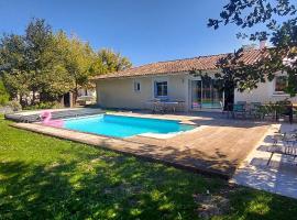 Maison familiale au calme avec piscine securisee, Ferienhaus in Le Barp