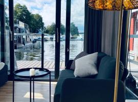Waterview - Schwimmendes Ferienhaus auf dem Wasser mit Blick zur Havel, inkl Motorboot zur Nutzung, bátagisting í Fürstenberg-Havel