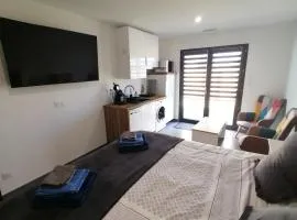 Studio BLEU, Neuf, classé 3 étoiles, Clim, Wifi, Lave-linge, Lit King Size, au calme et à 800m des plages de Valras Plage