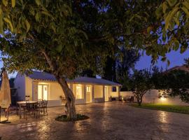Walnut House - Peaceful Private Garden, hotell i Alepou
