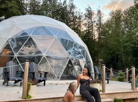 Geodome water view stay on Grand Manan Island, hotel with hot tubs in Castalia