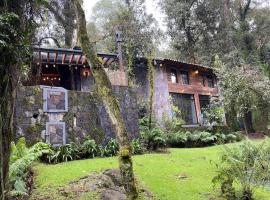 CABANA en el bosque TRANQUILIDAD ABSOLUTA, UNICO, hotel in Valle de Bravo