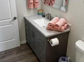 Anchorage midtown apartment-Wyoming 2, hotel in Anchorage