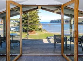 12 Rocks Beach View Loft Central Port Campbell, hotel in Port Campbell