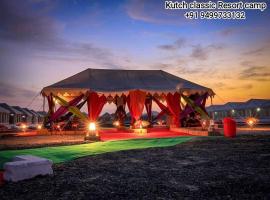 Kutch Classic Resort Camp, glamping em Dhordo