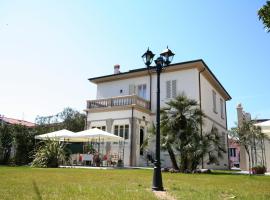 Affittacamere Torre Dell'Arte, guest house in Torre del Lago Puccini