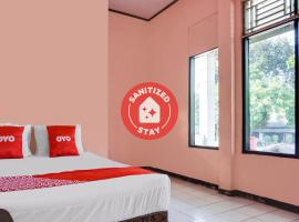 SPOT ON 91797 Mutiara Guest House – hotel z parkingiem w mieście Pangulah