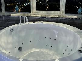 sky DREAM jacuzzi sauna 33 FLOOR、クライペダのホットタブ付きホテル